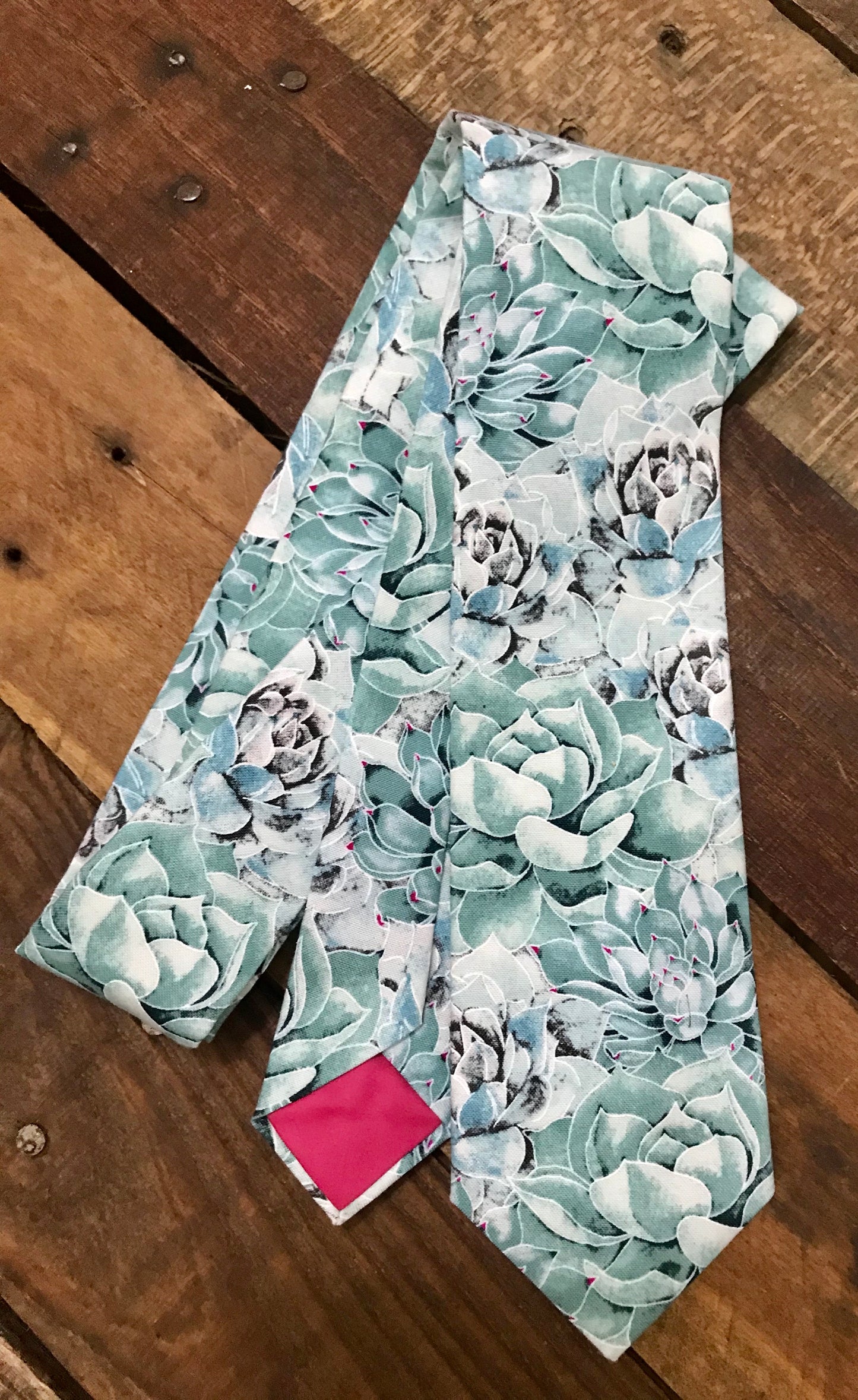 Bow tie, bowtie, kentucky, louisville, Derby, Kentucky derby, derby bow tie, horse tie, derby horse tie, derby tie, Kentucky Derby, Kentucky oaks, oaks tie, churchill downs, derby day, vineyard vines, wooden bow tie, wood tie, lexington, keeneland, horse race, bourbon, bourbon trail, bourbon experience