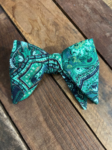 Emerald Paisley Droopy Bow Tie